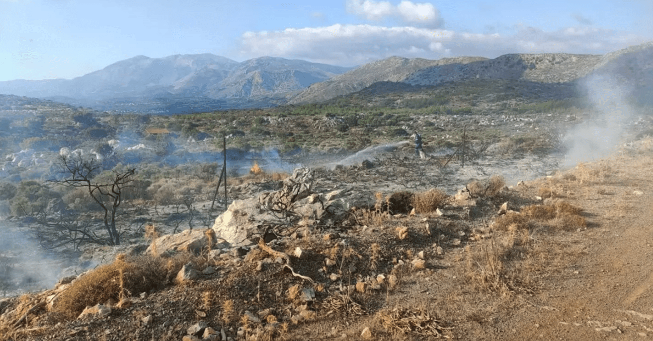 Πυρκαγιά στην περιοχή της Κέρης στον Δήμο Μαλεβιζίου στην Κρήτη (Φωτό)