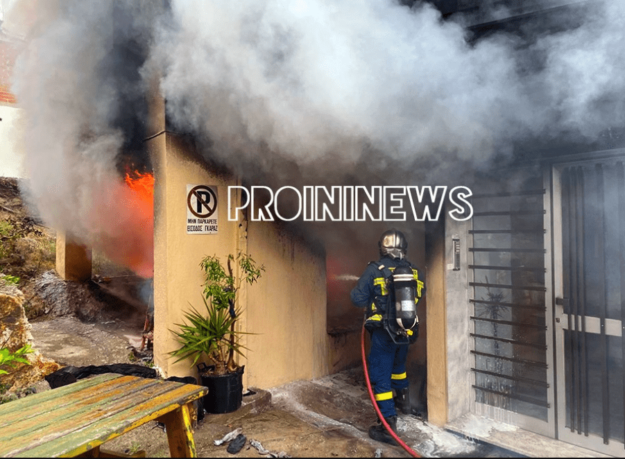 Πυρκαγιά σε πυλωτή πολυκατοικίας στην Καβάλα (Φωτό)