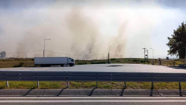 Πυρκαγιά σε γεωργικά υπολείμματα στον κάμπο Στρυμονικού - Προβατά στις Σέρρες (Φωτό)