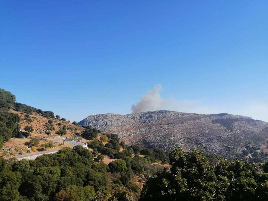 Πυρκαγιά σε χαμηλή βλάστηση στη Νάξο (Φωτό)