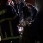 Θεσσαλονίκη: Πήγε να κάνει κούνια, σφήνωσε και την απεγκλώβισε η Πυροσβεστική (Βίντεο)