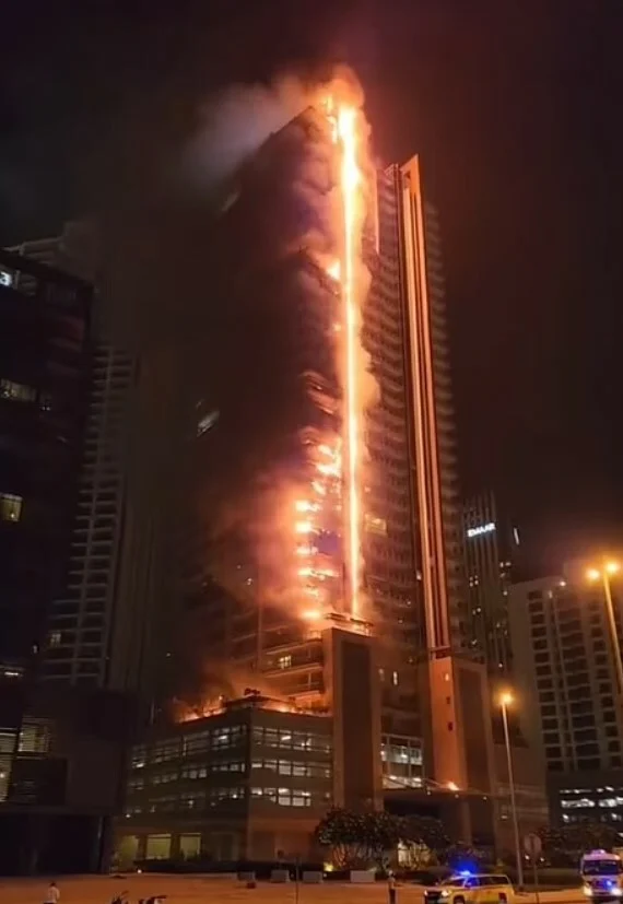 Ντουμπάι: Πυρκαγιά σε ουρανοξύστη κοντά στο Burj Khalifa
