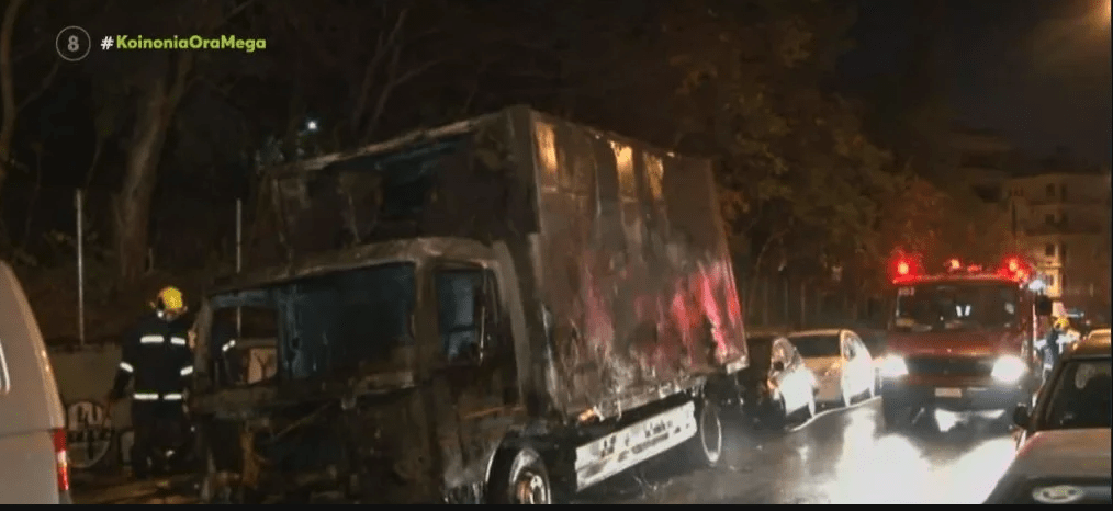 Πυρκαγιά σε φορτηγό στη συμβολή των οδών Βαλτινών και Μουστοξύδη στην Αθήνα