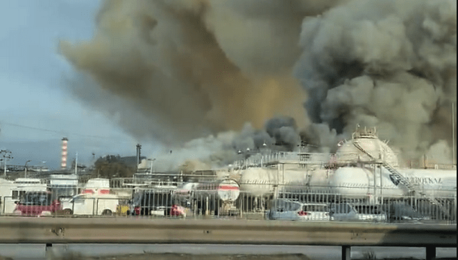 Μεγάλη πυρκαγιά σε επιχείρηση με χημικά στον Σκαραμαγκά (Φωτό)