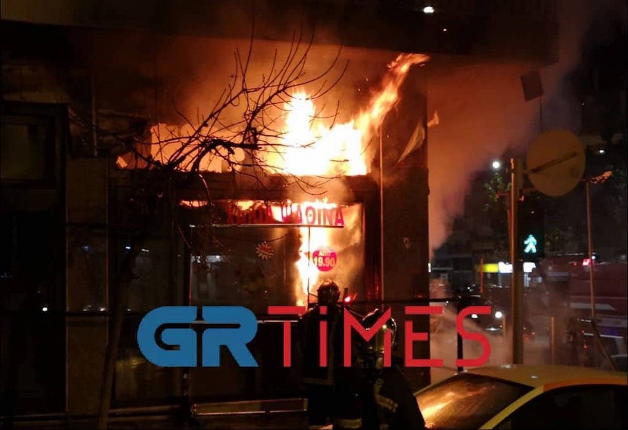Πυρκαγιά σε κατάστημα χαλιών στη Λεωφόρο Κωνσταντίνου Καραμανλή στη Θεσσαλονίκη