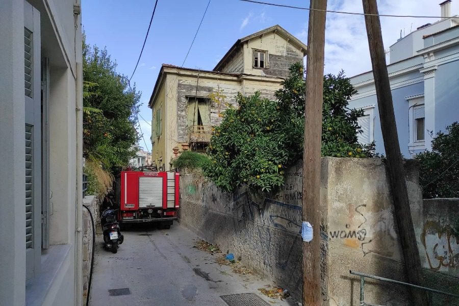 Πυρκαγιά σε εγκαταλειμμένο σπίτι στην οδό Θεοφράσου στη Μυτιλήνη