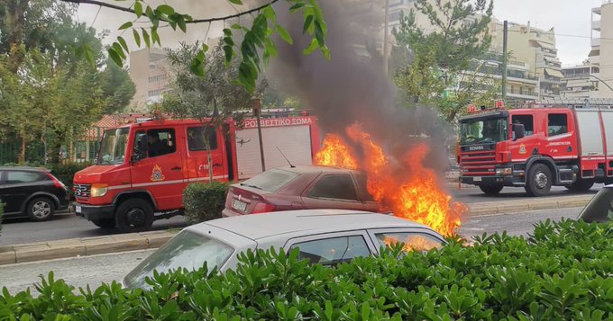 Πυρκαγιά σε Ι.Χ όχημα στην οδό Αχαρνών στο κέντρο της Αθήνας (Φωτό)