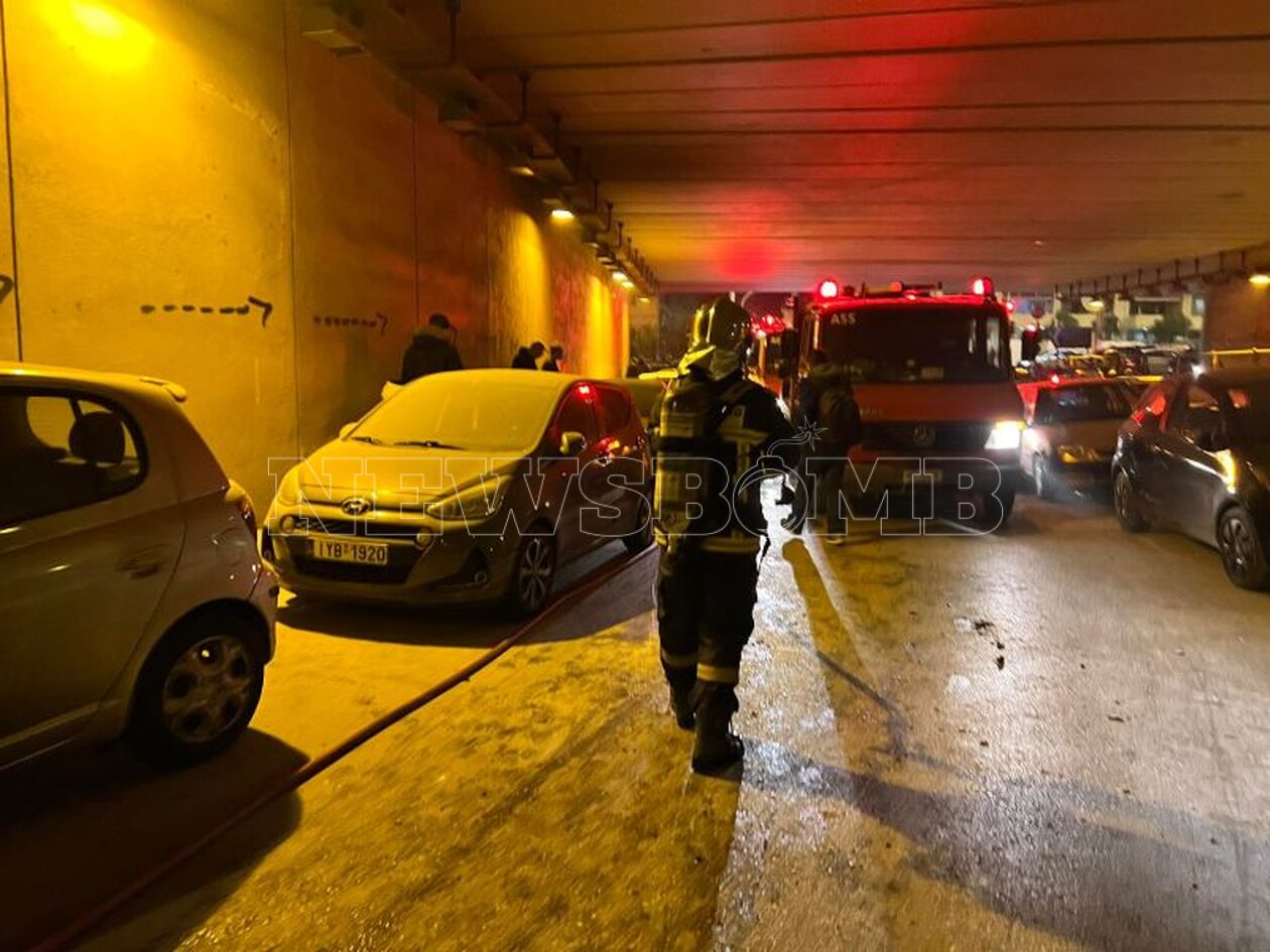 Πυρκαγιά σε 4 Ι.Χ αυτοκίνητα επί της οδού Εθνάρχου Μακαρίου στον Πειραιά (Βίντεο)