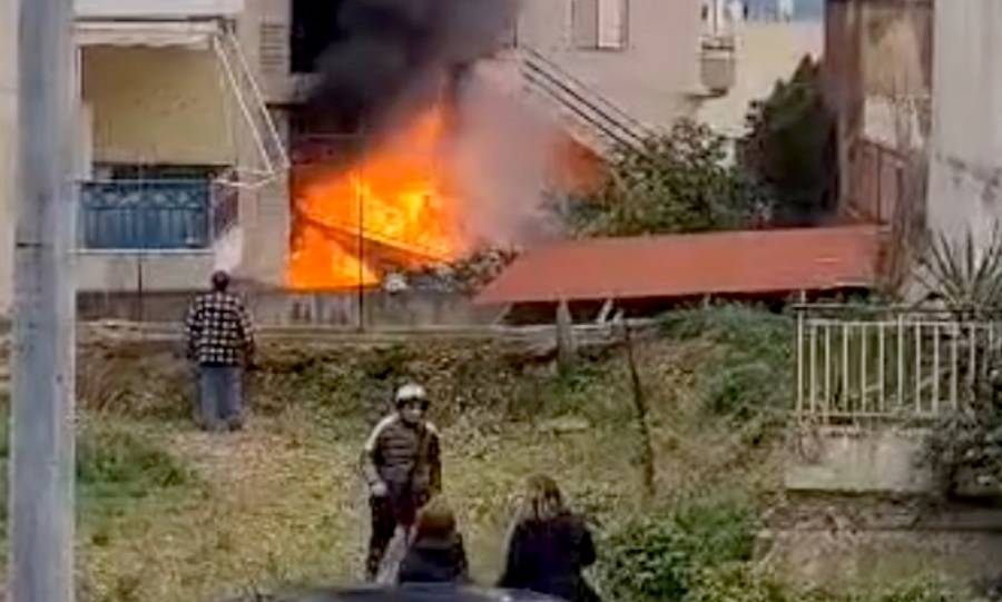 Πυρκαγιά σε ακάλυπτο χώρο πολυκατοικίας στη Σπάρτη (Φωτό)