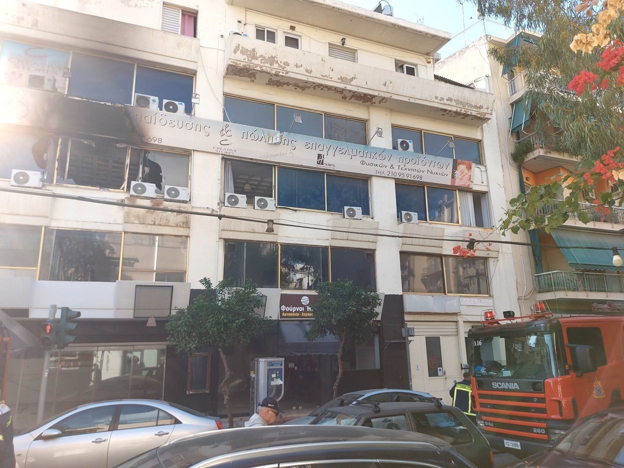 Πυρκαγιά σε κτίριο γραφείων στην οδό Δοϊράνης στην Καλλιθέα (Φωτό)