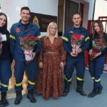Δήμος Πειραιά: Η Αντιδήμαρχος Πρασίνου μοίρασε Αλεξανδρινά λουλούδια στο προσωπικό Πυροσβεστικής Υπηρεσίας