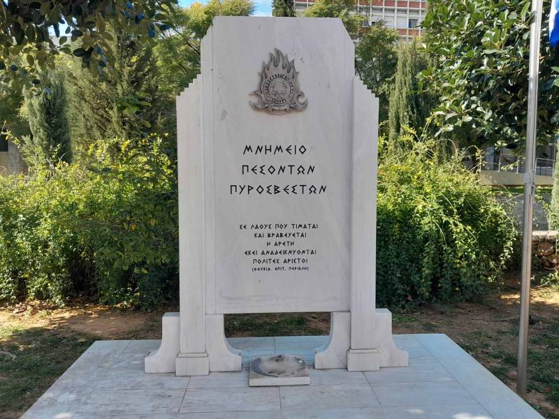 Απίστευτο: Έκλεψαν το μπρούτζινο κράνος από το μνημείο πυροσβεστών στην Καλαμάτα