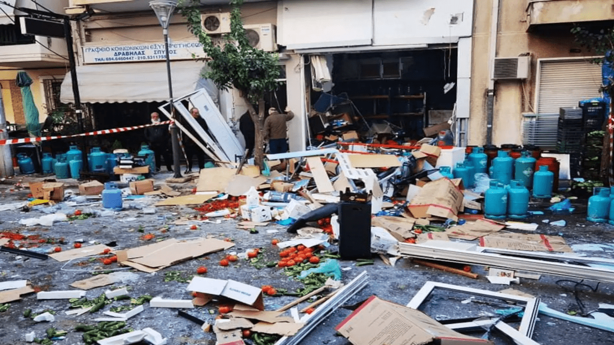 Έκρηξη σε κατάστημα με φιάλες υγραερίου στο Αιγάλεω