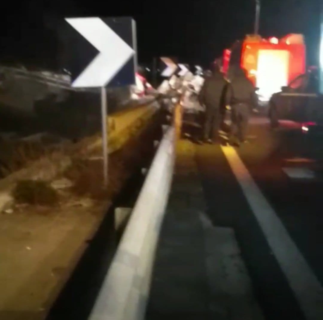 Λάρισα: Σύγκρουση δύο αμαξοστοιχιών στα Τέμπη – Πληροφορίες για νεκρούς (Φωτό)