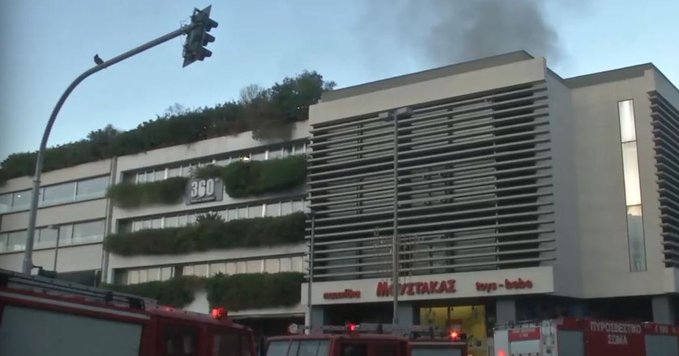 Πυρκαγιά σε δώμα κτιρίου επί της Πλατείας Μοναστηρακίου στην Αθήνα
