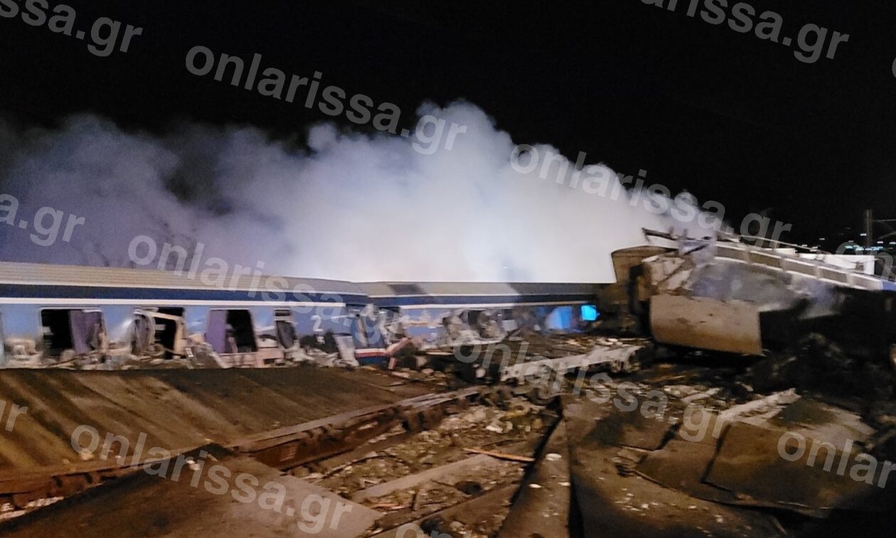 Λάρισα: Σύγκρουση δύο αμαξοστοιχιών στα Τέμπη – Πληροφορίες για νεκρούς (Φωτό)