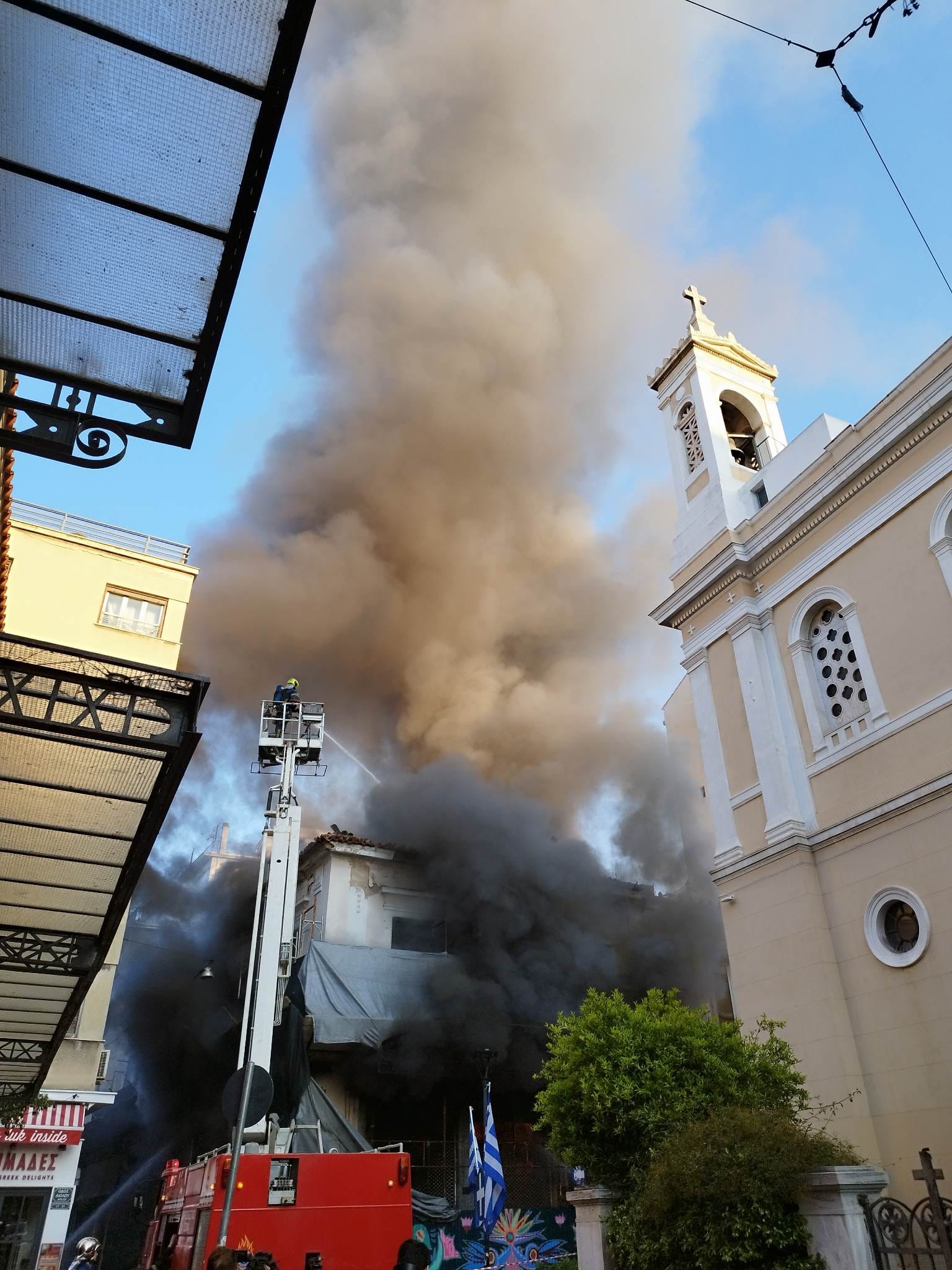 Πυρκαγιά σε εγκαταλελειμμένο κτήριο στη συμβολή των οδών Αιόλου και Αγίας Ειρήνης στην Αθήνα