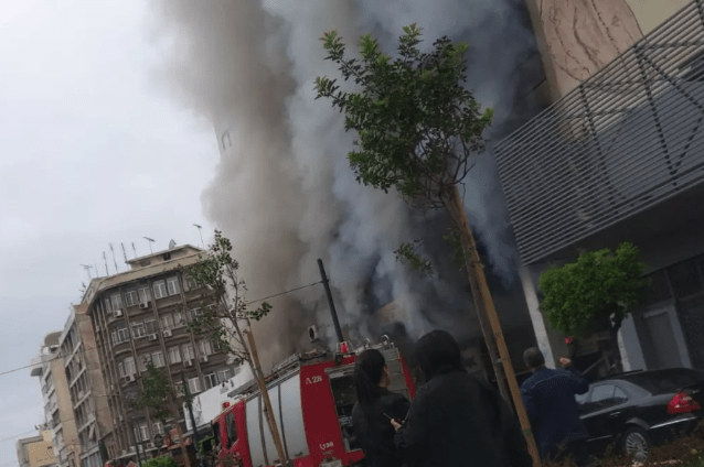 Πυρκαγιά σε χώρο εμπορίου επί της οδού Γούναρη Δημ. στον Πειραιά