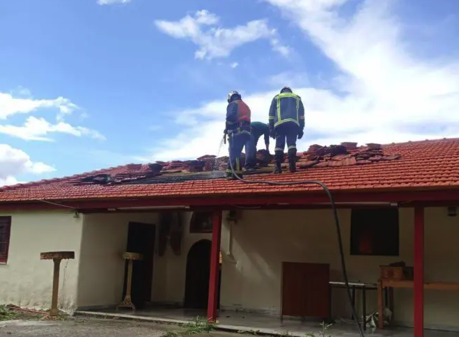 Πυρκαγιά σε εξωκλήσι στα Μεγάλα Καλύβια Τρικάλων