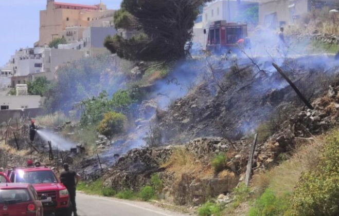 Πυρκαγιά σε οικοπεδικό χώρο στην Άνω Σύρο