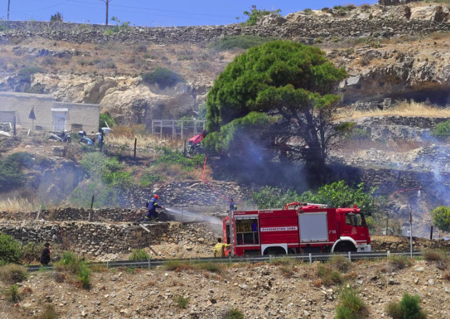 Πυρκαγιά σε οικοπεδικό χώρο στην Άνω Σύρο