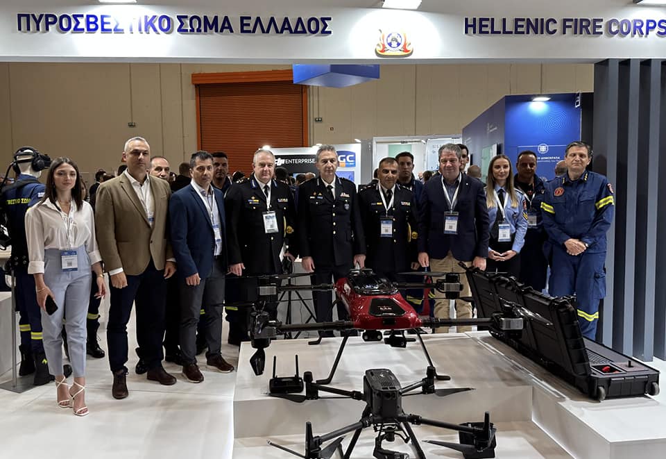 H EAΠΣ επισκέφθηκε το περίπτερο του Πυροσβεστικού Σώματος στην DEFEA 2023