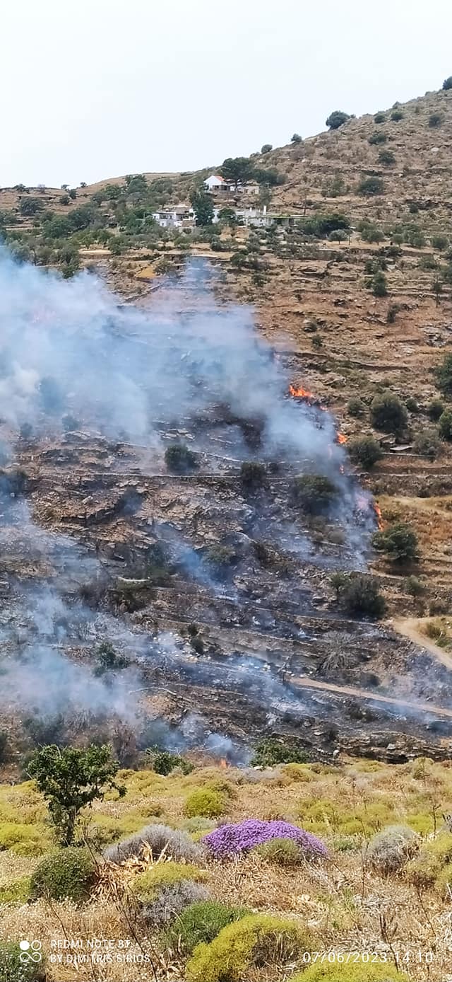 Πυρκαγιά σε χαμηλή βλάστηση στην περιοχή Κρεμαστή νήσου Κέας (Φωτό)