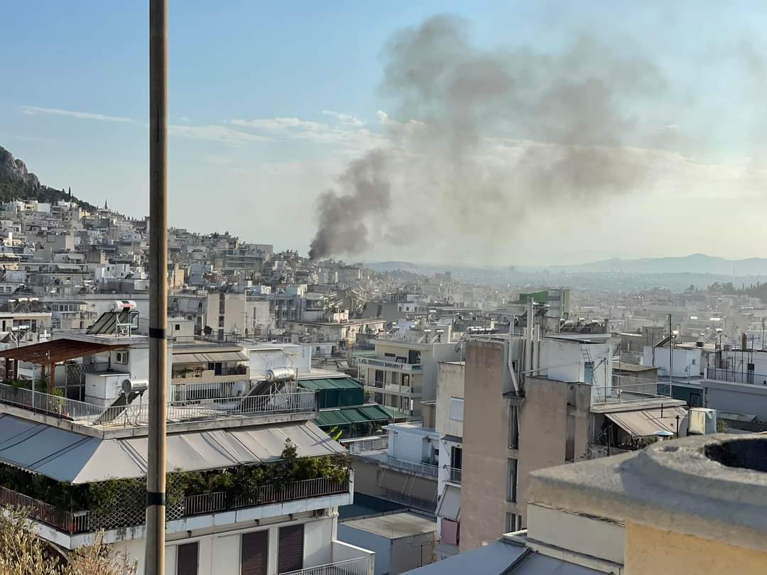 Πυρκαγιά σε δώμα πολυκατοικίας επί της οδού Ασκληπιού στην Αθήνα