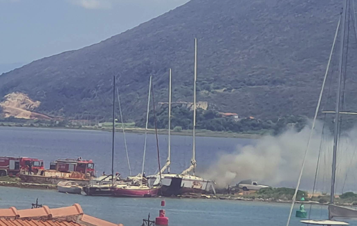 Πυρκαγιά σε σκάφος στο Καρνάγιο Λευκαδας
