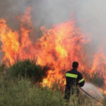 Σύλληψη για πυρκαγιά σε ξηρά χόρτα εντός οικοπεδικού χώρου στην Αιτωλοακαρνανία