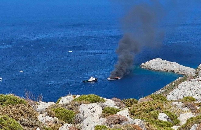 Πυρκαγιά σε θαλαμηγό σκάφος με τρεις επιβάτες στην Κάλυμνο