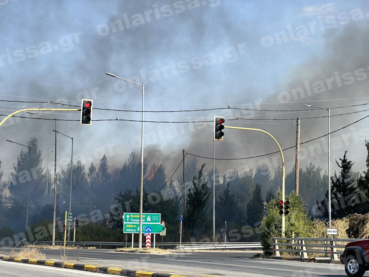 Πυρκαγιά σε χορτολιβαδική έκταση δίπλα στον κόμβο Πλατυκάμπου στην Λαρισα