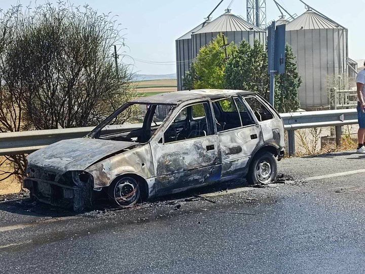 Πυρκαγιά σε Ι.Χ όχημα στο δρόμο Λάρισας - Καρδίτσας