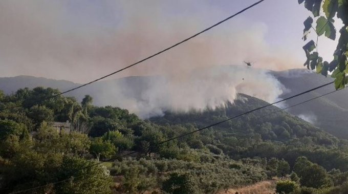 Συνεχίζεται η μάχη με τις φλόγες σε Ρόδο και Κέρκυρα