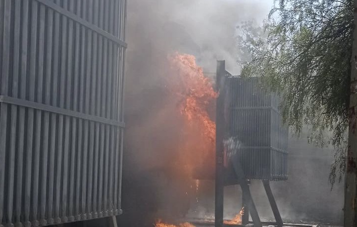 Πυρκαγιά σε μετασχηματιστή της ΔΕΗ δίπλα από την ΠΥΡΚΑΛ στον Υμηττό