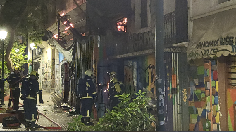 Πυρκαγιά σε εγκαταλελειμμένο κτίριο επί της οδού Κανταγκουζηνού στην Αθήνα