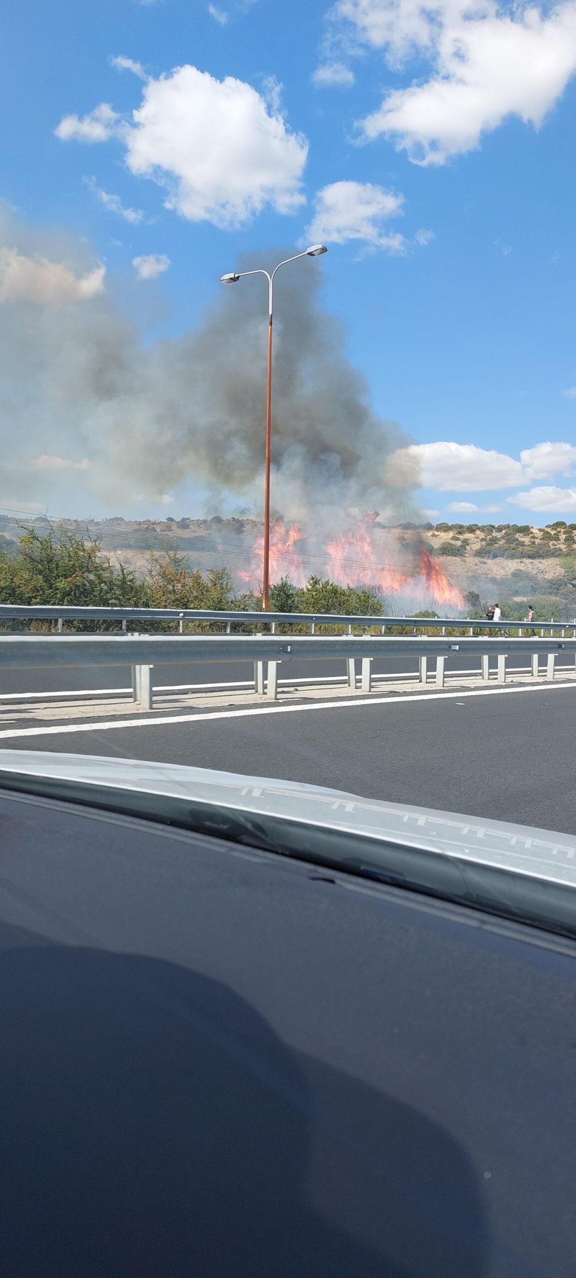 Πυρκαγιά σε χαμηλή βλάστηση στο κόμβο της Μέστης στο ύψος της Εγνατίας οδού