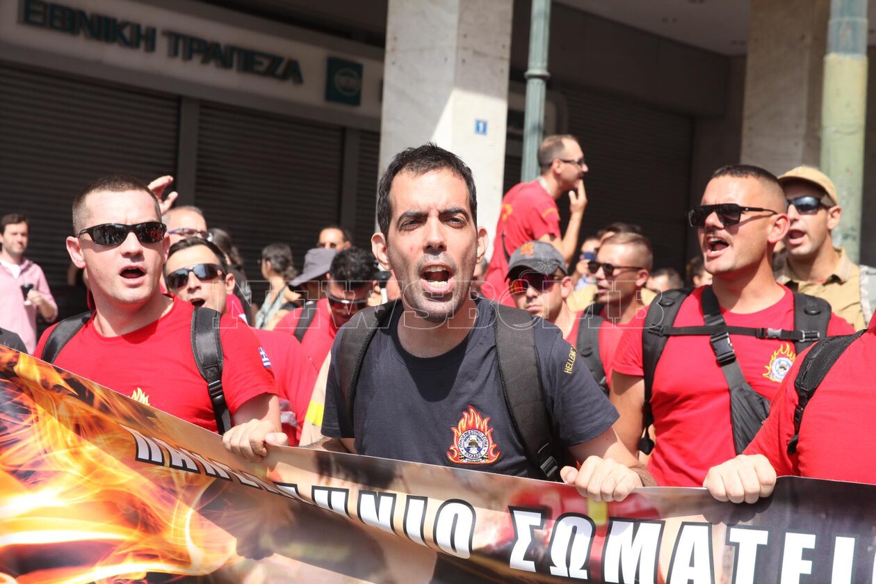 Στο Σύνταγμα οι εποχικοί πυροσβέστες: «Οι καταστροφές δεν είναι εποχικές»