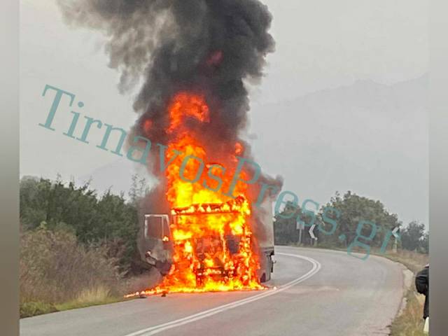 Πυρκαγιά σε φορτηγό στο Δαμάσι Λάρισας