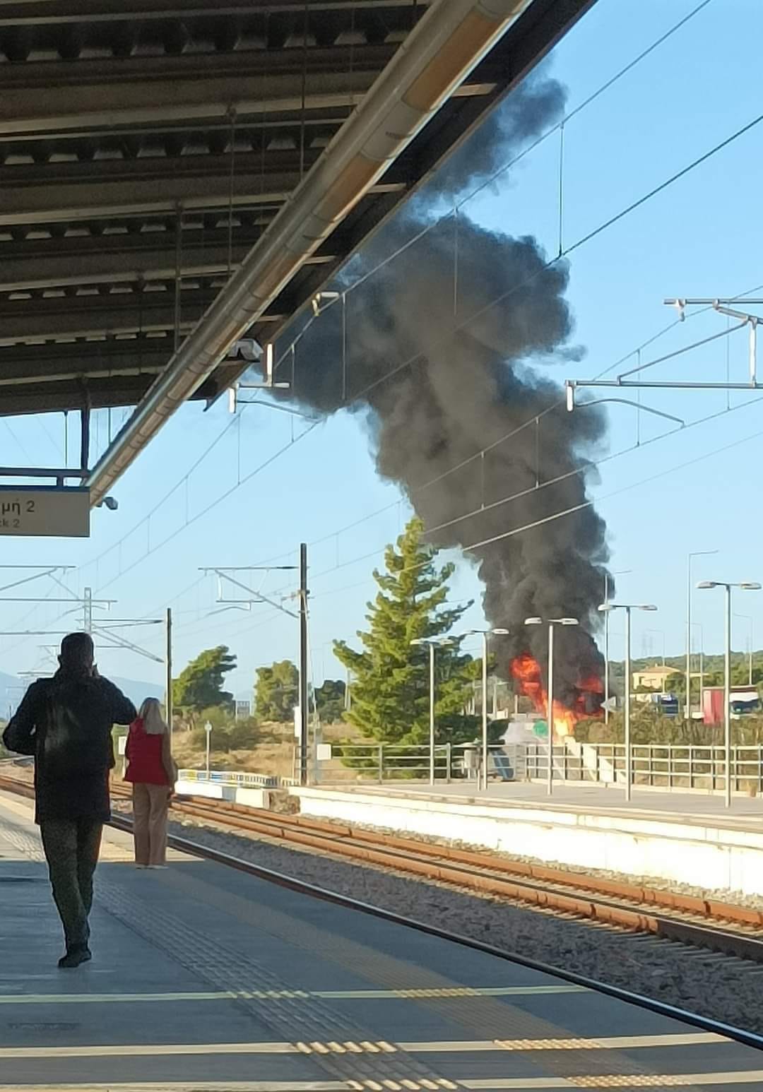 Πυρκαγιά σε νταλίκα στο αυτοκινητόδρομο Αθηνών – Κορίνθου στο ύψος του προαστιακού της Κινέττας