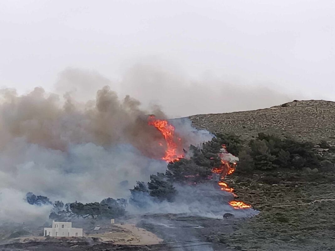 Πυρκαγιά χορτολιβαδική έκταση επί της Επαρχιακής Οδού Παροικιάς -Νάουσας στο νησί της Πάρου