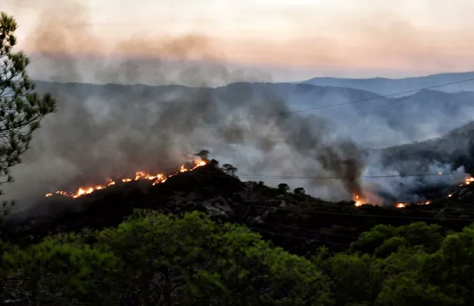 Μαίνεται για τρίτη ημέρα η πυρκαγιά στα Πιέρια Όρη – Κατευθύνεται προς Κοζάνη