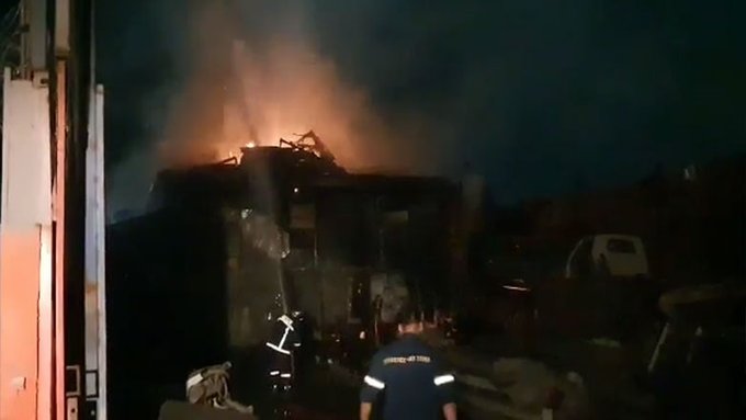Υπό μερικό έλεγχο τέθηκε η πυρκαγιά σε χώρο επιχείρησης στον Ασπρόπυργο