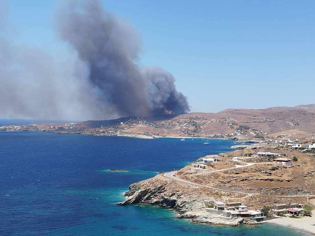 Πυρκαγιά σε χαμηλή βλάστηση στην περιοχή Ποίσσες στη νήσο Κέα Πυρκαγιά σε χαμηλή βλάστηση στην περιοχή Ποίσσες στη νήσο Κέα