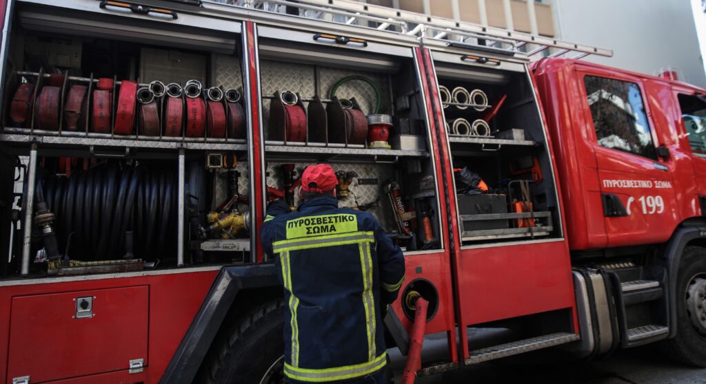 Πυρκαγιά σε χώρο αποθήκευσης επί της οδού Αθηνών στον Πειραιά