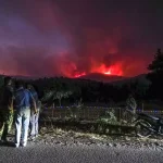 Ανεξέλεγκτη η πυρκαγιά στην Εύβοια: Μεγάλη μάχη δίνουν οι πυροσβεστικές δυνάμεις
