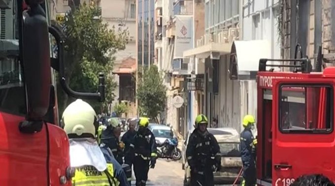 Πυρκαγιά σε εγκαταλελειμμένο κτήριο και σε 2 Ι.Χ. οχήματα στη συμβολή των οδών Κορδάτου και Δηληγιάννη στην Αθήνα