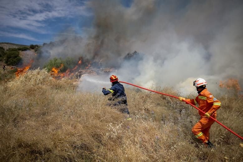 Σύλληψη για εμπρησμό σε ξηρά χόρτα εντός οικοπεδικού χώρου από πρόθεση στους Αγ. Αναργύρους Αττικής
