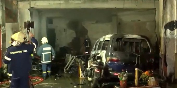 Πυρκαγιά σε αποθήκη με ελαστικά στη συμβολή της λεωφόρου Αθηνών με την οδό Αχιλλέως στο Μεταξουργείο