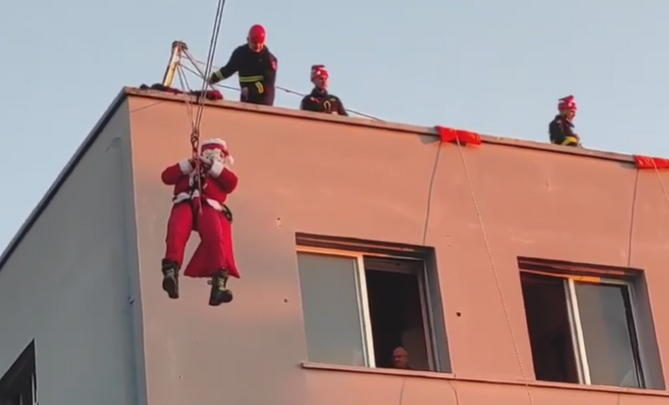 Πυροσβέστες της 6ης ΕΜΑΚ μοίρασαν δώρα και χάρισαν χαμόγελα στο Καραμανδάνειο